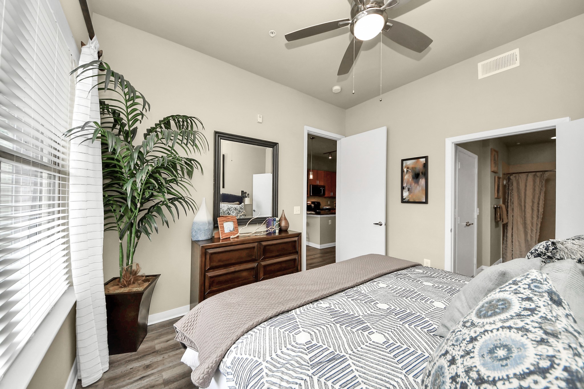 5455 Richmond Avenue, Unit 4086 Houston, TX 77056 - Photo 44 of 50 a bedroom with a bed and a chandelier