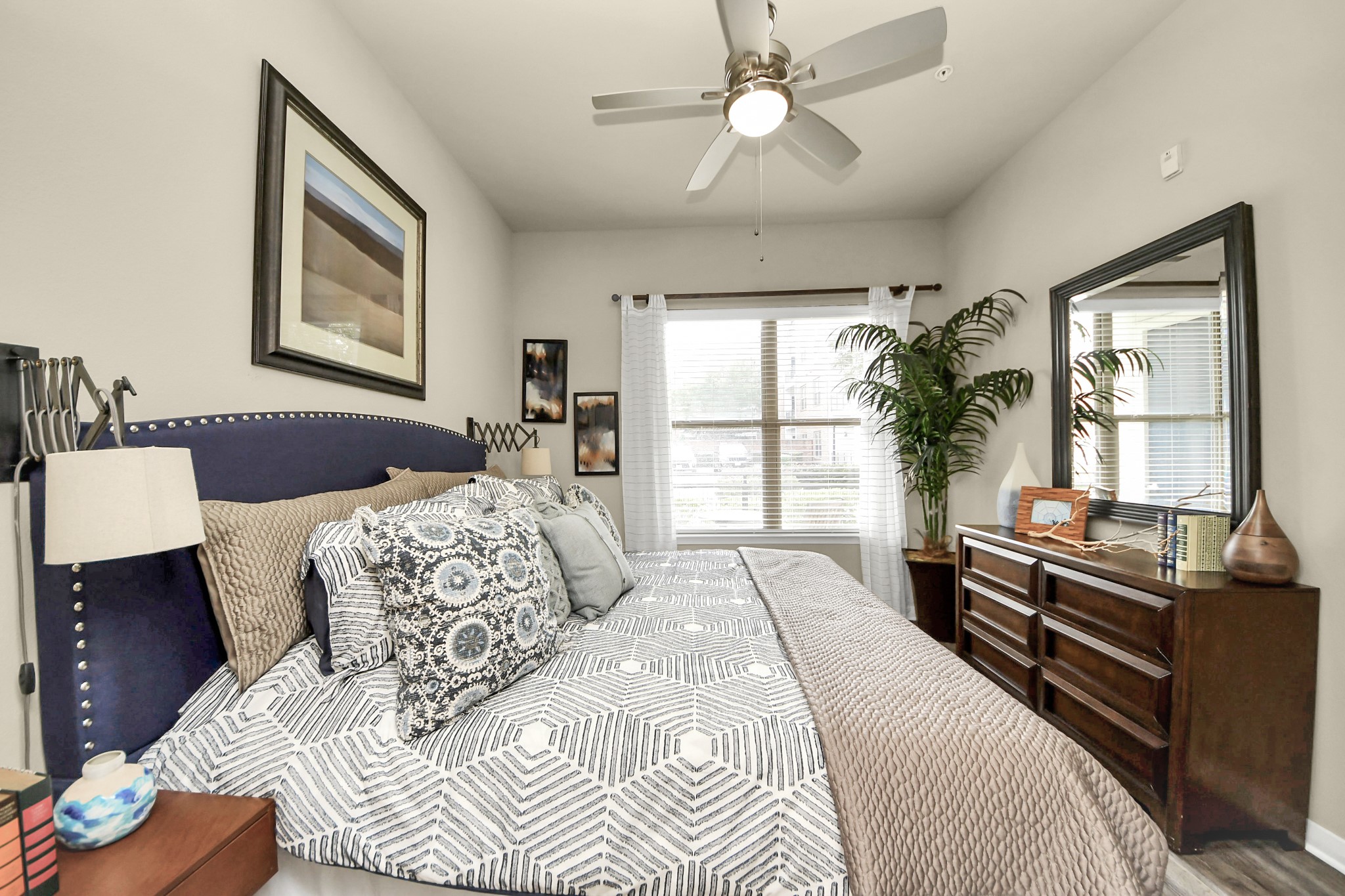 5455 Richmond Avenue, Unit 4086 Houston, TX 77056 - Photo 45 of 50 a bedroom with a bed and a chandelier