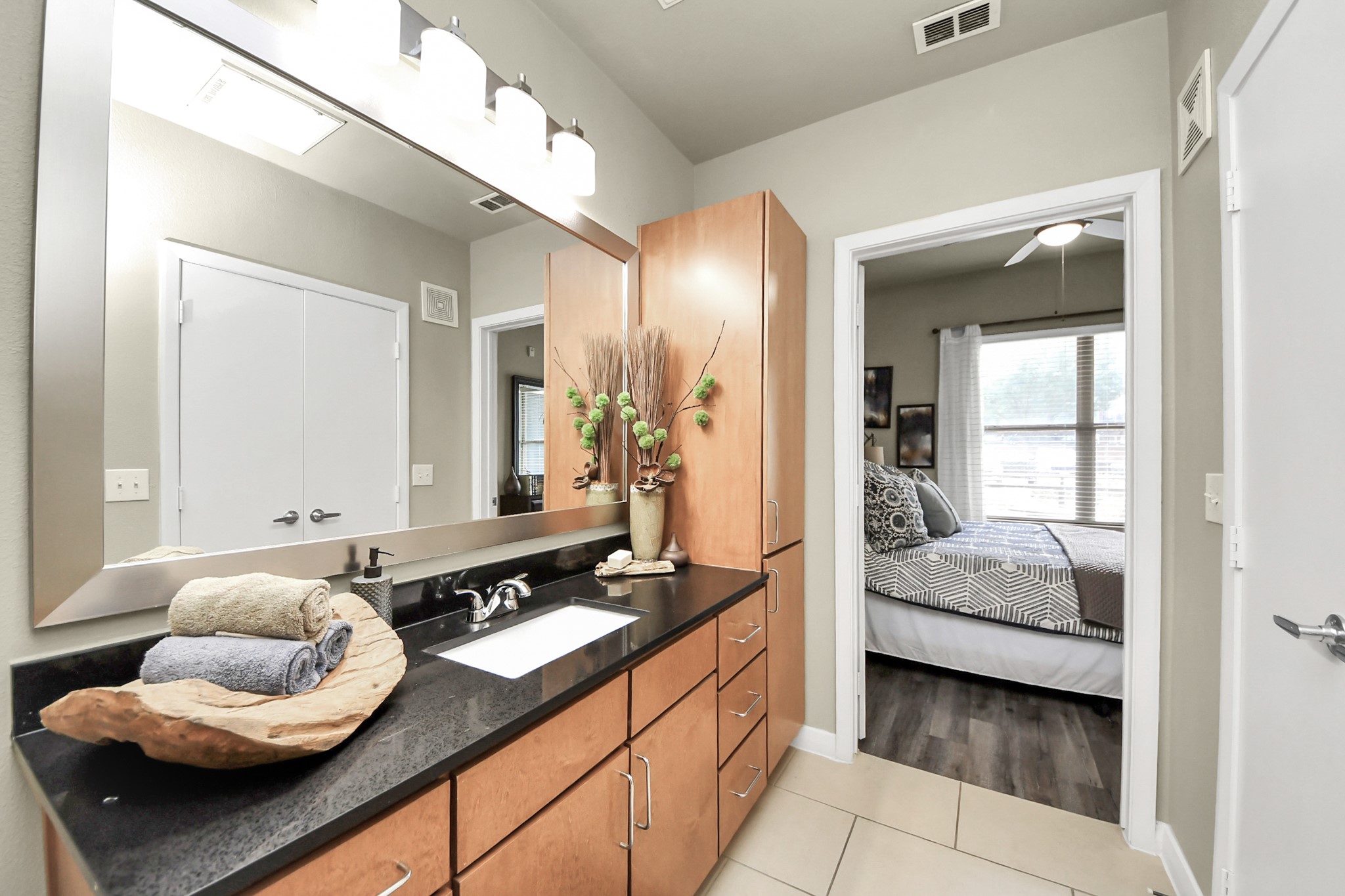 5455 Richmond Avenue, Unit 4086 Houston, TX 77056 - Photo 47 of 50 a en suite bathroom with a granite countertop tub and a large mirror