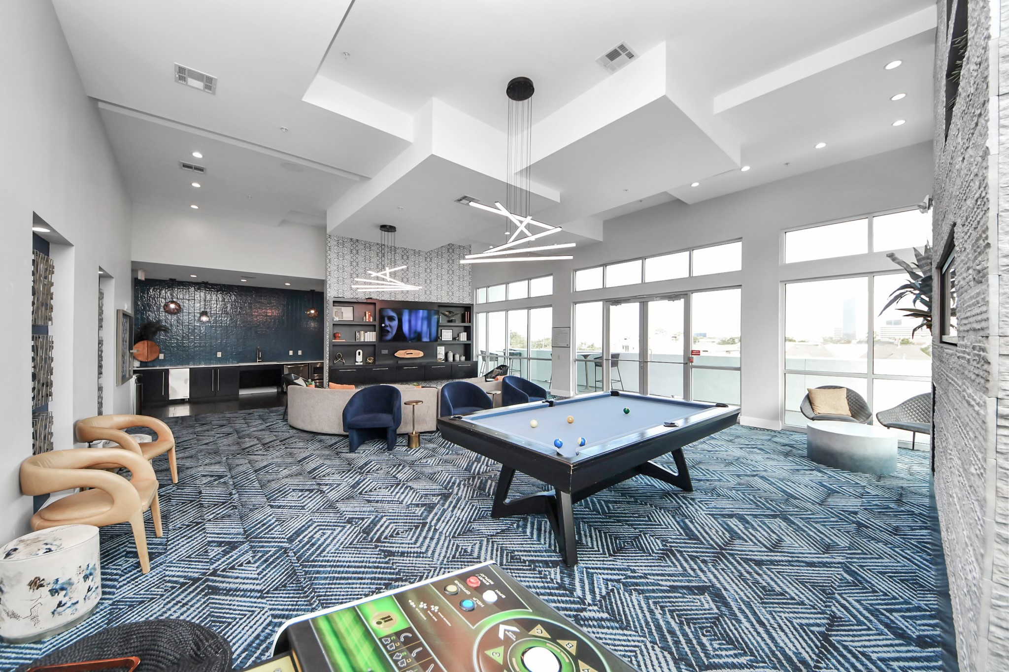 5455 Richmond Avenue, Unit 4086 Houston, TX 77056 - Photo 7 of 50 a living room with furniture and a large window