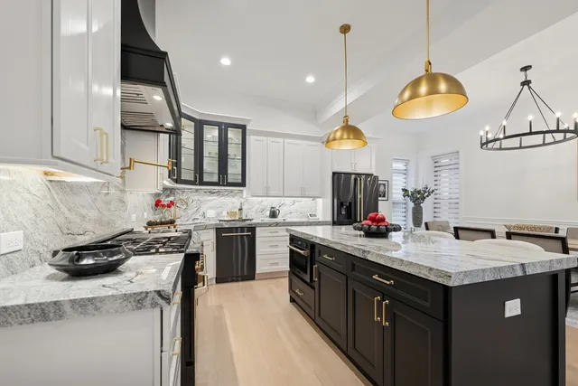 $1,299,900 | 515 East Oakwood Boulevard, Chicago, IL 60653