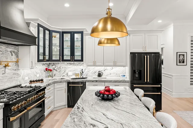 $1,299,900 | 515 East Oakwood Boulevard, Chicago, IL 60653