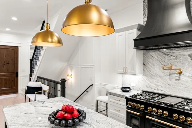 $1,299,900 | 515 East Oakwood Boulevard, Chicago, IL 60653