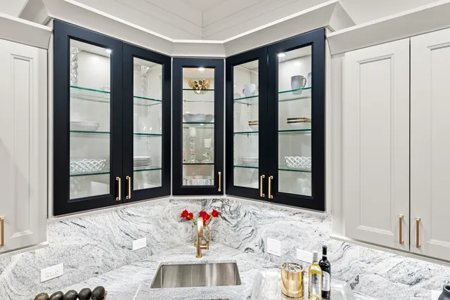 $1,299,900 | 515 East Oakwood Boulevard, Chicago, IL 60653