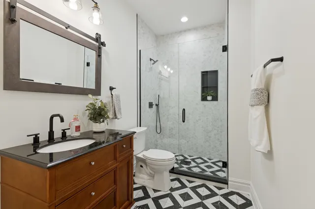 $1,299,900 | 515 East Oakwood Boulevard, Chicago, IL 60653