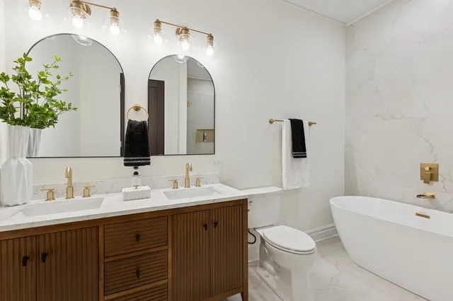 $1,299,900 | 515 East Oakwood Boulevard, Chicago, IL 60653