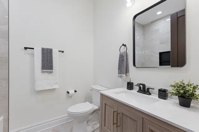 $1,299,900 | 515 East Oakwood Boulevard, Chicago, IL 60653