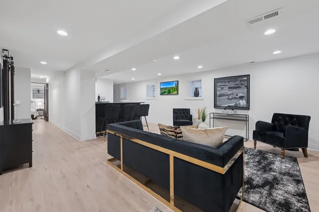 $1,299,900 | 515 East Oakwood Boulevard, Chicago, IL 60653