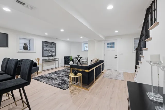 $1,299,900 | 515 East Oakwood Boulevard, Chicago, IL 60653