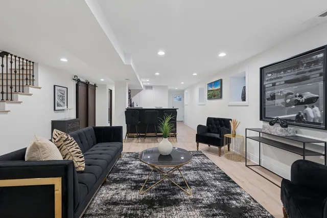 $1,299,900 | 515 East Oakwood Boulevard, Chicago, IL 60653