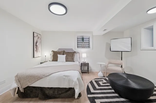 $1,299,900 | 515 East Oakwood Boulevard, Chicago, IL 60653