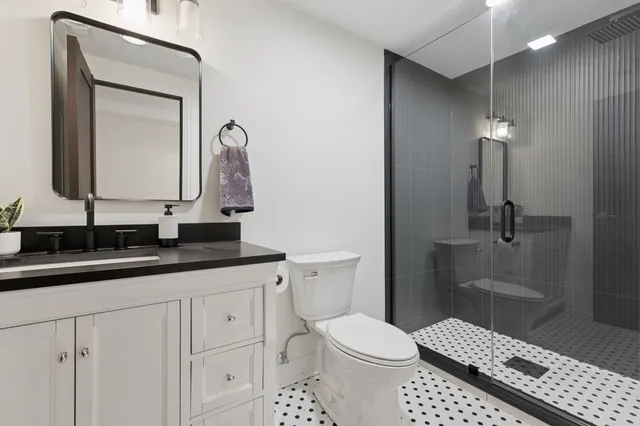 $1,299,900 | 515 East Oakwood Boulevard, Chicago, IL 60653