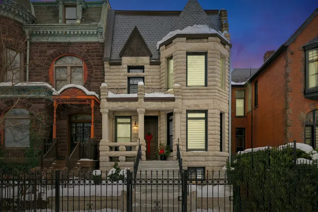 $1,299,900 | 515 East Oakwood Boulevard, Chicago, IL 60653
