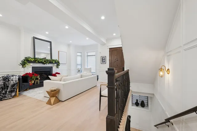 $1,299,900 | 515 East Oakwood Boulevard, Chicago, IL 60653