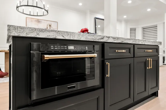 $1,299,900 | 515 East Oakwood Boulevard, Chicago, IL 60653