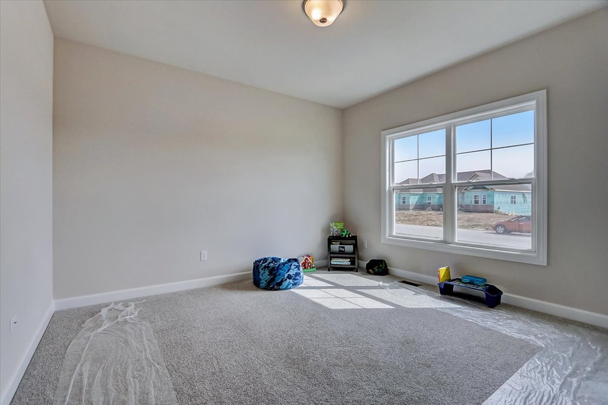 39-w553 Carl Sandburg Road St. Charles, IL 60175 - Photo 23 of 49 an empty room with windows