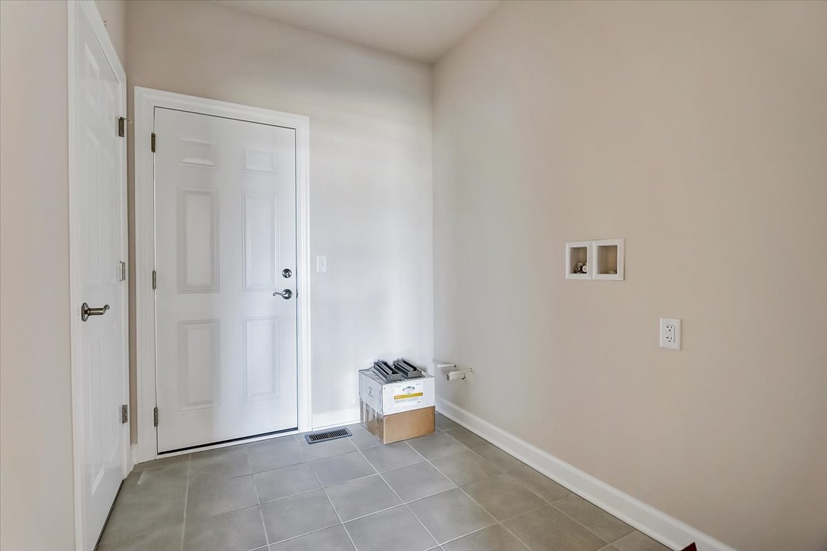 39-w553 Carl Sandburg Road St. Charles, IL 60175 - Photo 43 of 49 a view of an empty room