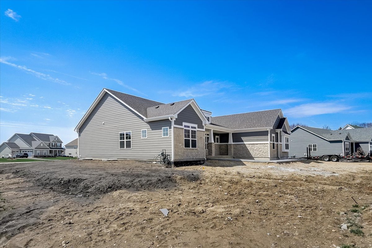 39-w553 Carl Sandburg Road St. Charles, IL 60175 - Photo 6 of 49 a house with a outdoor space