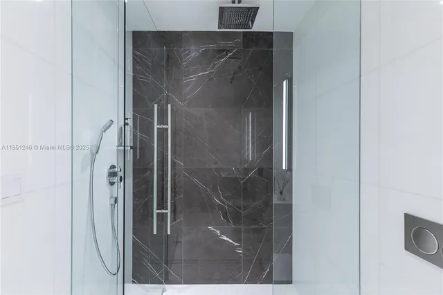 a en suite bathroom with a double vanity sink and mirror