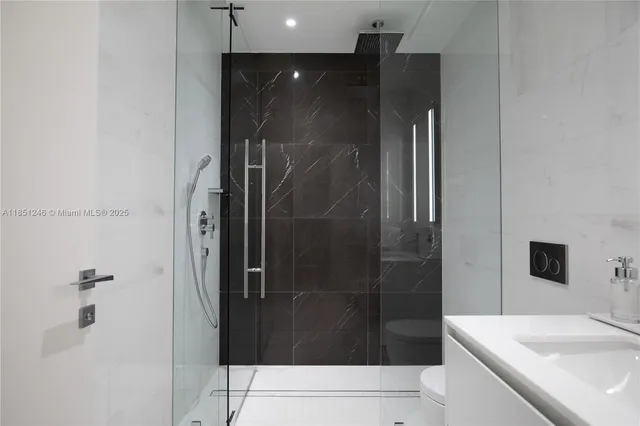 $32,000 | 300 Biscayne Blvd Way, Unit 2504C, Miami, FL 33131