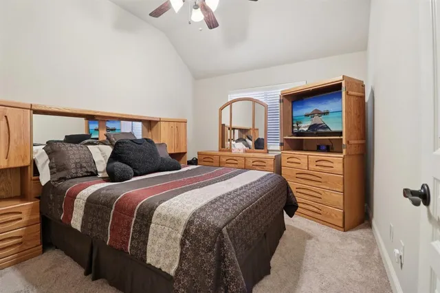 a bed room with two beds and a dresser