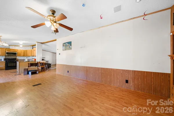 a view of a livingroom with furniture and a ceiling fan