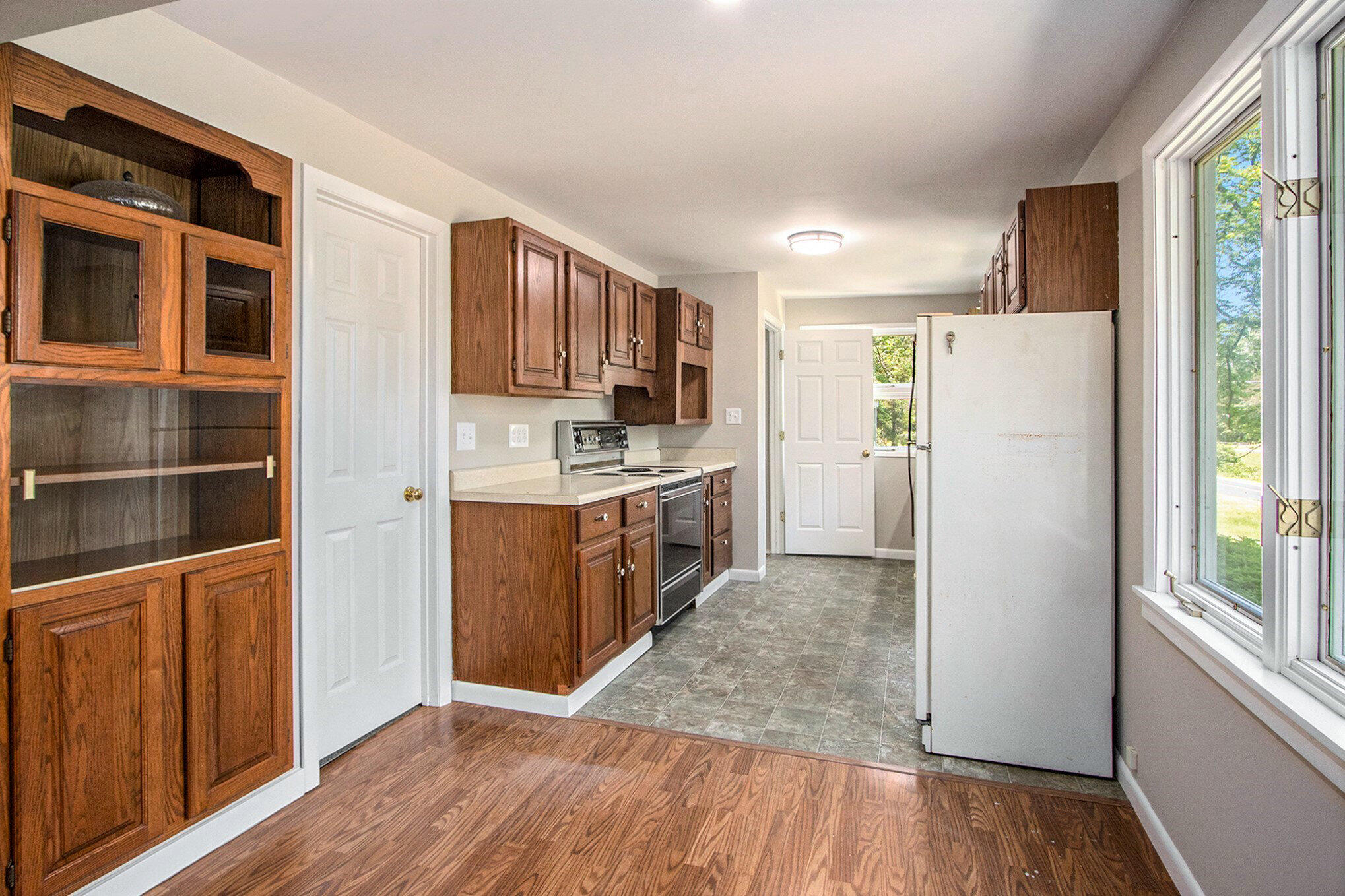 381 Hickory Road Battle Creek, MI 49017 - Photo 5 of 17 005_381whickory_17