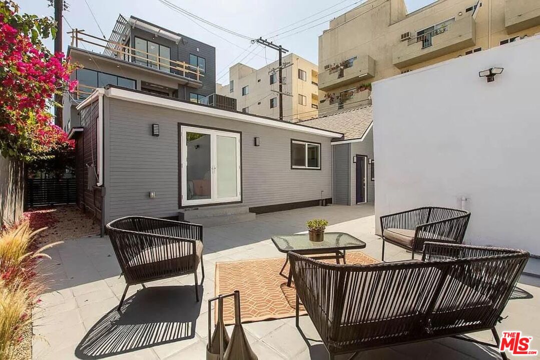 2419 Walnut Avenue Venice, CA 90291 - Photo 2 of 11 a view of a patio with a table and chairs