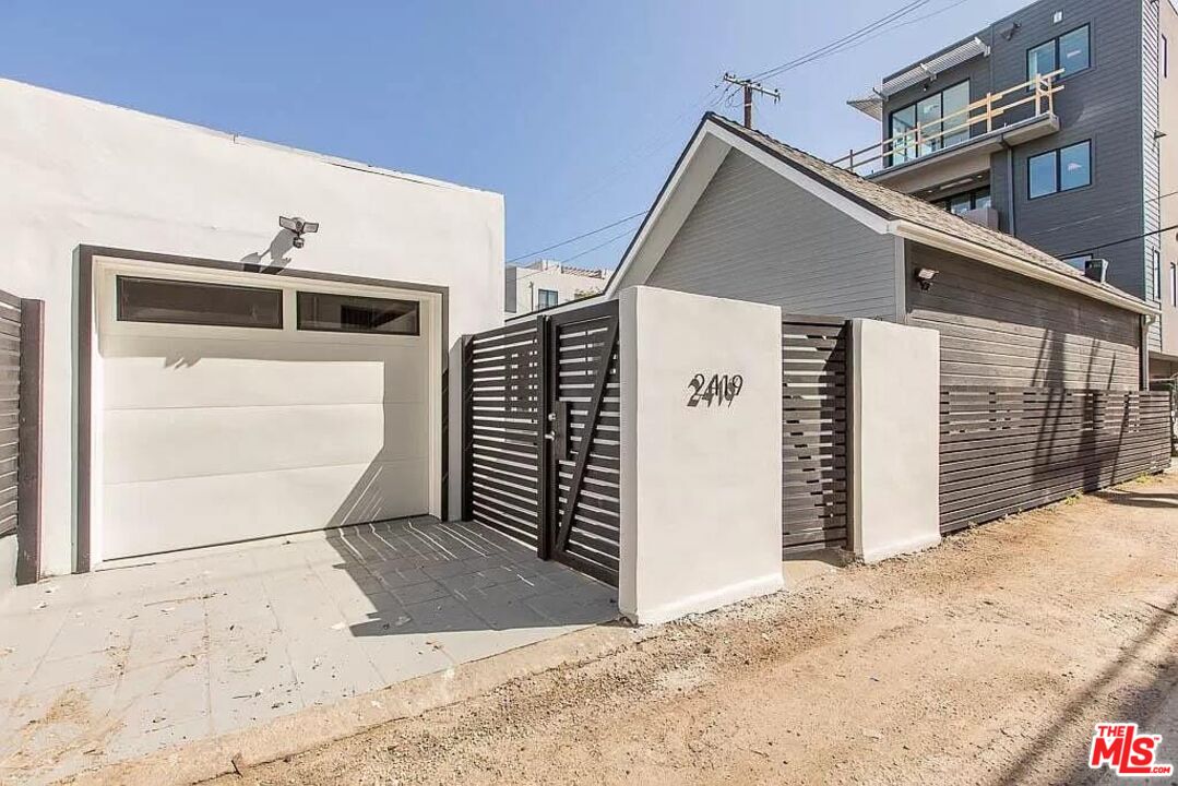 2419 Walnut Avenue Venice, CA 90291 - Photo 10 of 11 a view of a garage