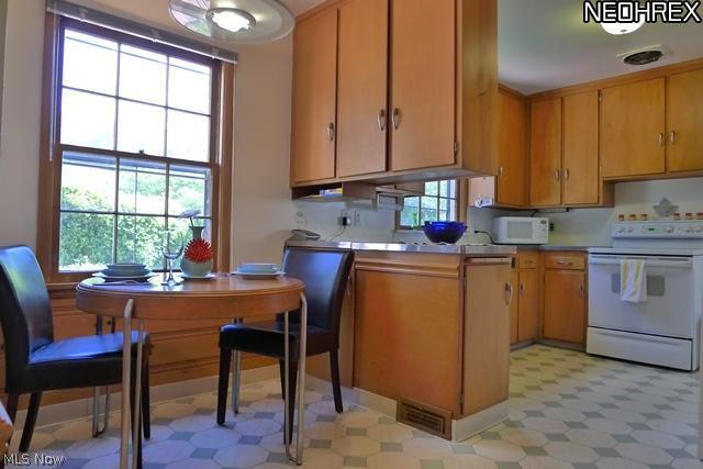 16406 Fernway Road Cleveland, OH 44120 - Photo 9 of 21 Kitchen has eat-in area
