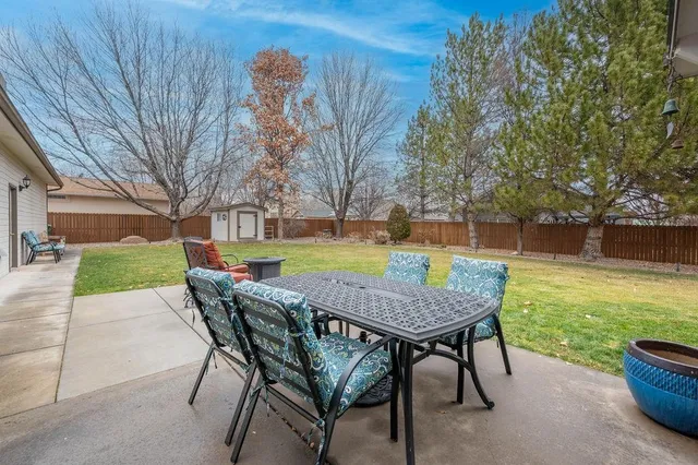 a front view of house with yard