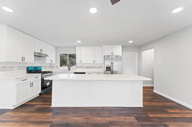 $2,900 | 2 Dewthread Court, The Woodlands, TX 77380