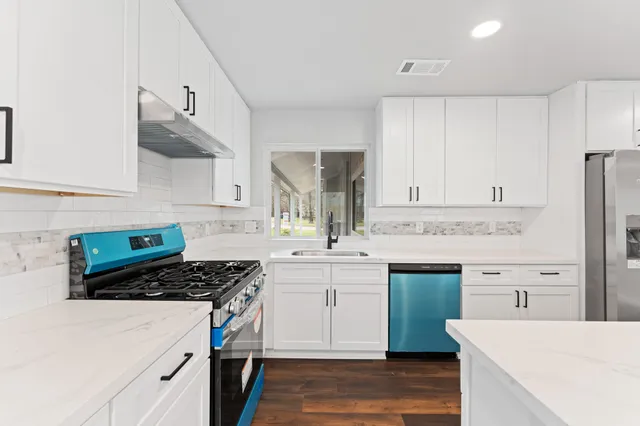 $2,900 | 2 Dewthread Court, The Woodlands, TX 77380