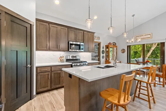 $469,900 | 2592 Farmington Way, Unit 17, Suamico, WI 54313