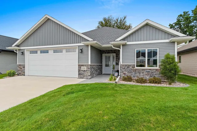 $469,900 | 2592 Farmington Way, Unit 17, Suamico, WI 54313