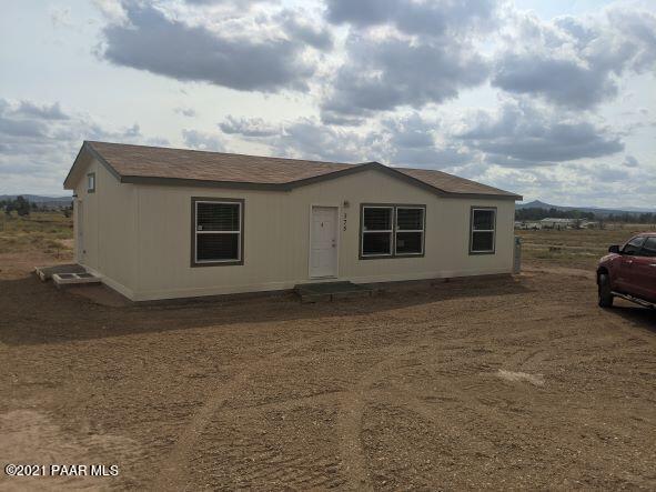 a view of a house with backyard
