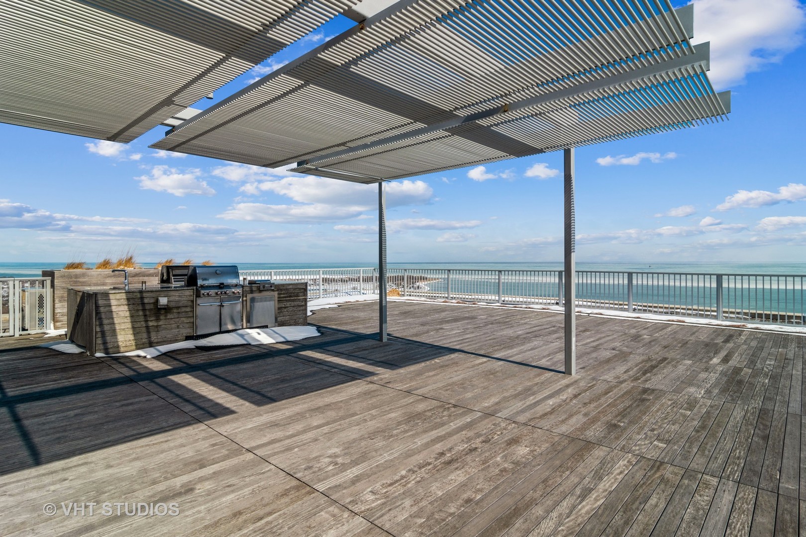 3900 North Lake Shore Drive, Unit 9J Chicago, IL 60613 - Photo 15 of 18 a view of a roof deck