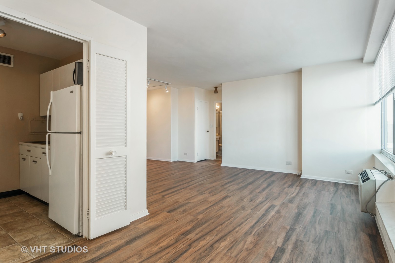 3900 North Lake Shore Drive, Unit 9J Chicago, IL 60613 - Photo 6 of 18 a view of empty room with wooden floor