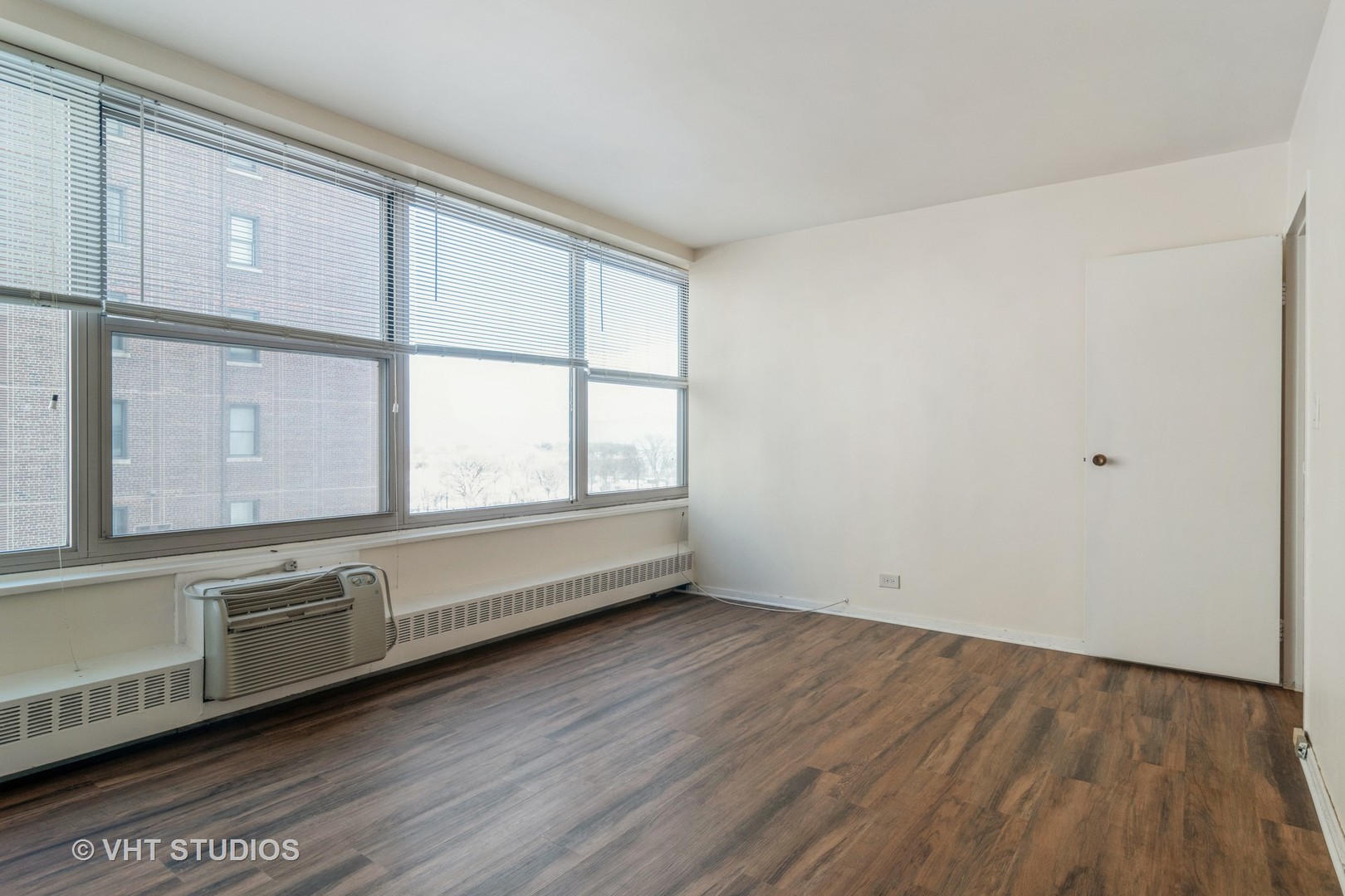 3900 North Lake Shore Drive, Unit 9J Chicago, IL 60613 - Photo 10 of 18 a view of an empty room with a window
