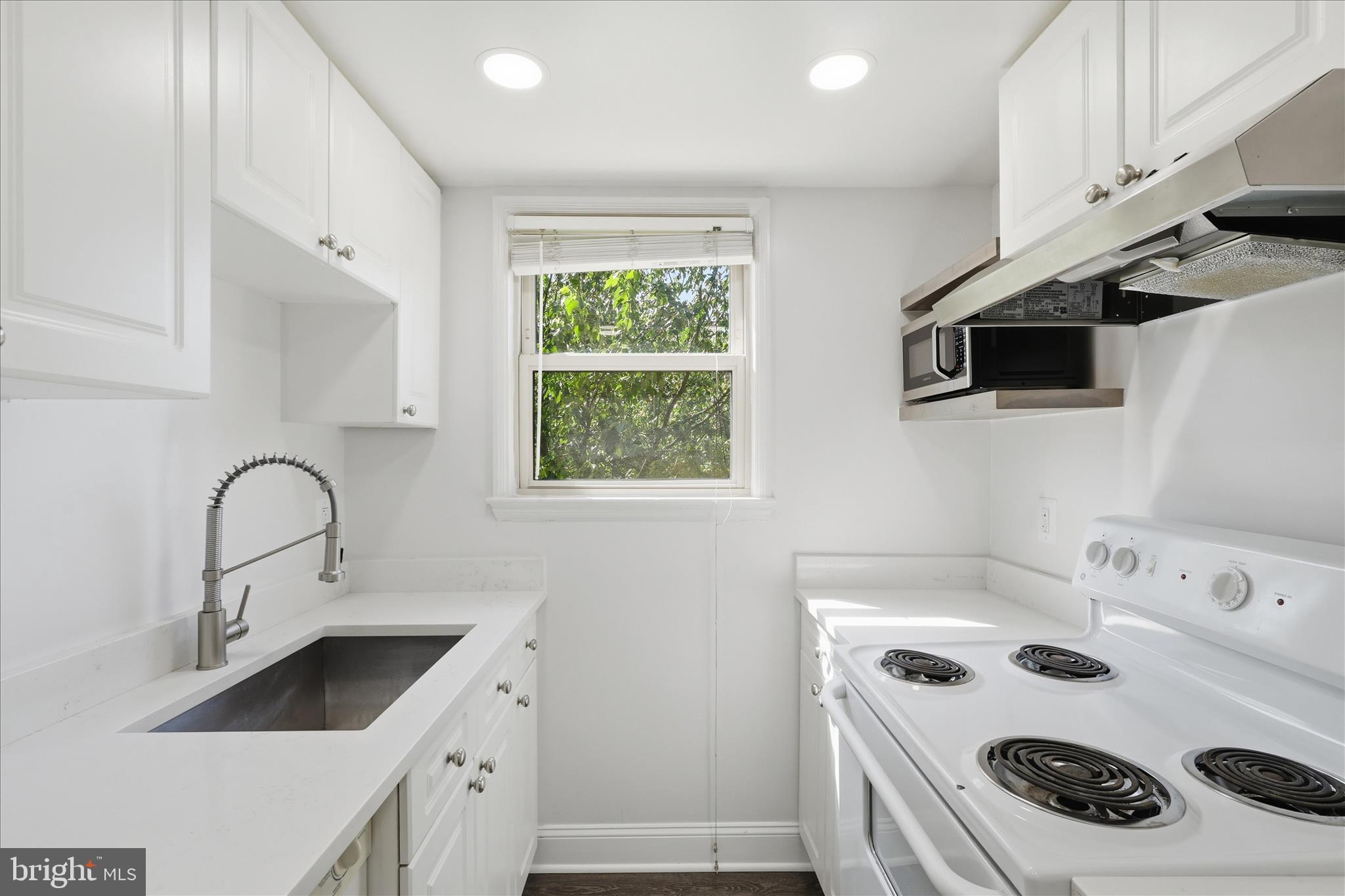 4635 20th Road North, Unit 6 Arlington, VA 22207 - Photo 10 of 22 Kitchen