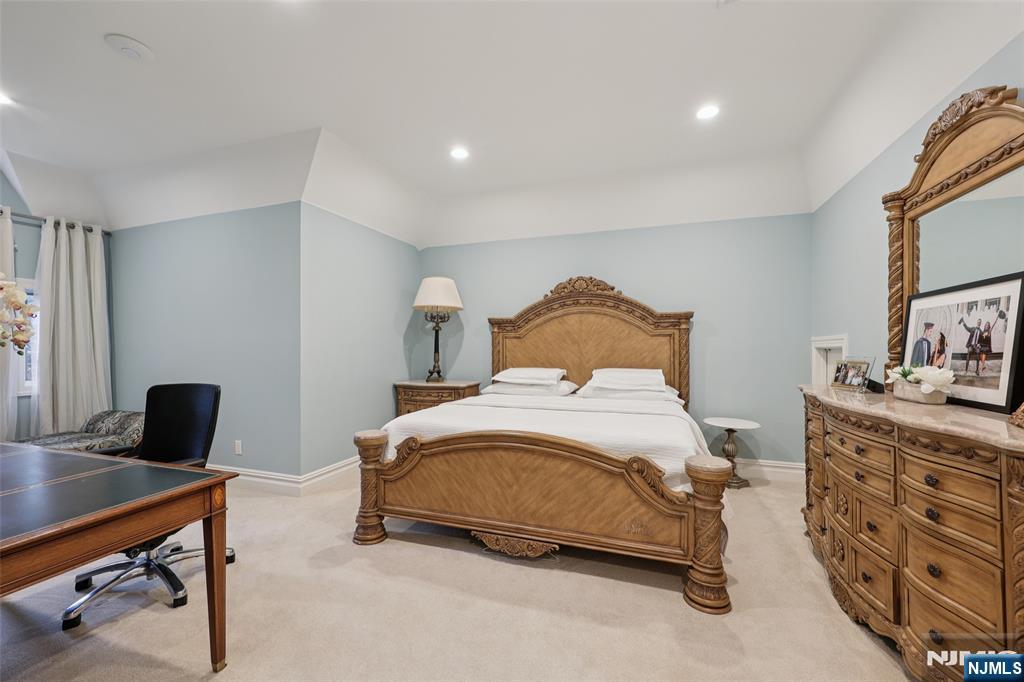 14 Henion Garden Mahwah, NJ 07430 - Photo 22 of 38 a bedroom with a bed and a desk