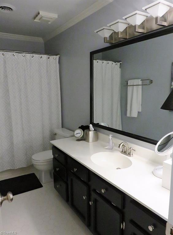 538 Lindley Road Greensboro, NC 27410 - Photo 21 of 29 The hall bath is shared by both bedrooms and is remodeled as seen here.