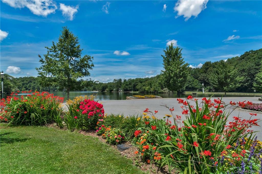 421 Lakeview Road Newland, NC 28657 - Photo 3 of 48 Gallery Image 3