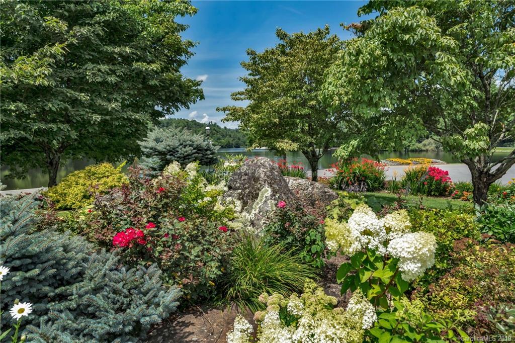 421 Lakeview Road Newland, NC 28657 - Photo 4 of 48 Gallery Image 4