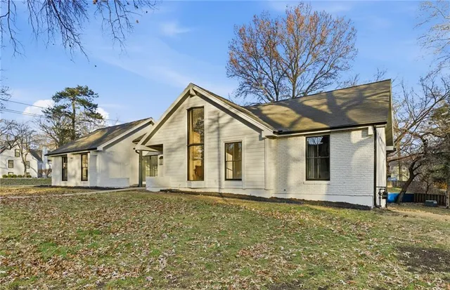 $925,000 | 10301 Howe Drive, Leawood, KS 66206