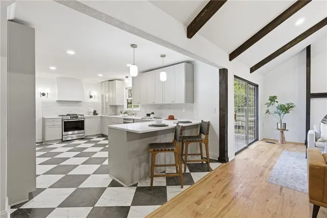 $925,000 | 10301 Howe Drive, Leawood, KS 66206