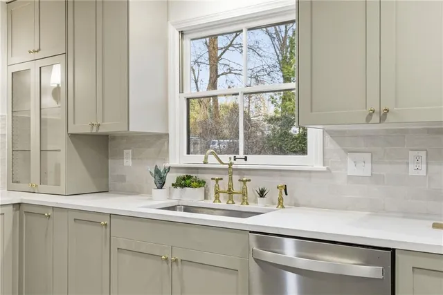 $925,000 | 10301 Howe Drive, Leawood, KS 66206