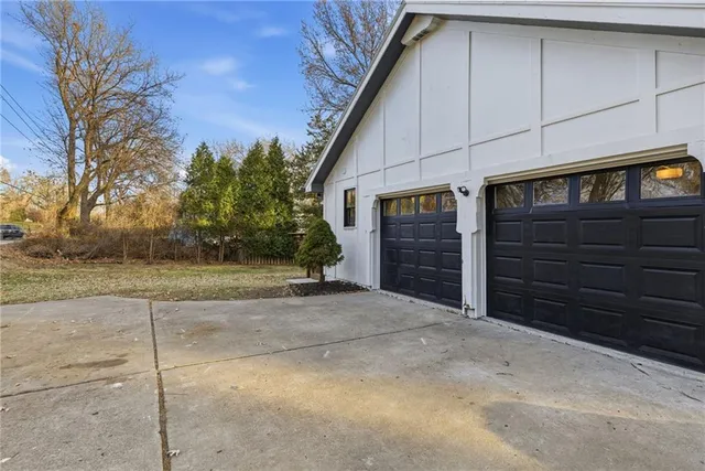 $925,000 | 10301 Howe Drive, Leawood, KS 66206