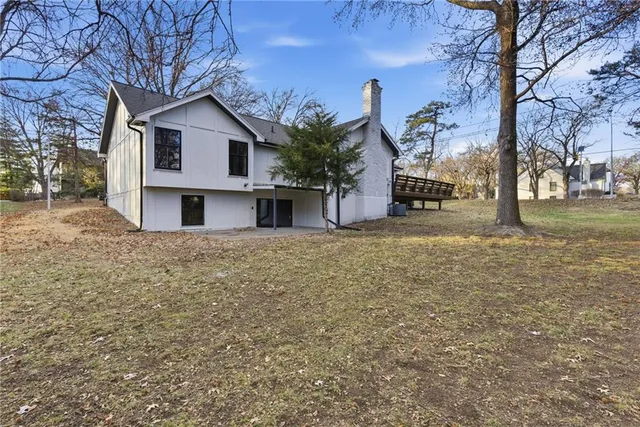 $925,000 | 10301 Howe Drive, Leawood, KS 66206