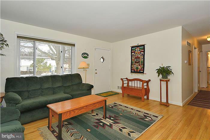 904 Gabel Street Silver Spring, MD 20901 - Photo 5 of 23 Living Room
